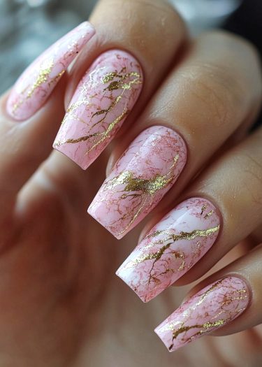 Elegant pink coffin nails with gold foil marbling for a chic and sophisticated manicure.