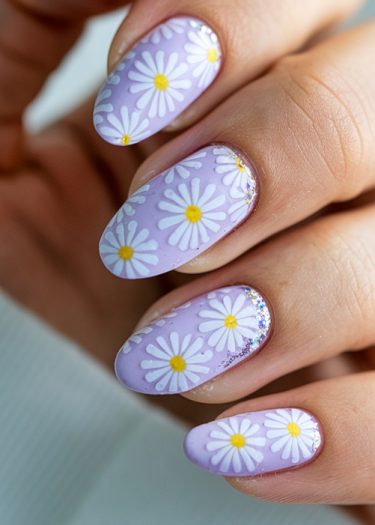 Beautiful lavender daisy nail art with a glossy finish and sparkling details for a spring look.